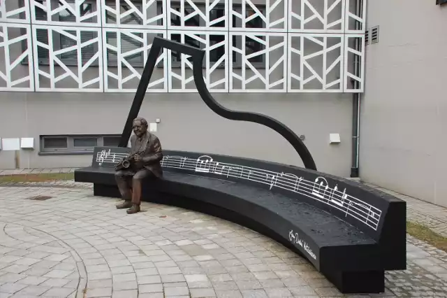 Na skwerze przy JDK, u zbiegu ulic Kościuszki i Rejtana w Jaśle, zamontowano muzyczną ławeczkę z rzeźbą z brązu, przedstawiającą postać Jerzego „Dudusia” Matuszkiewicza
