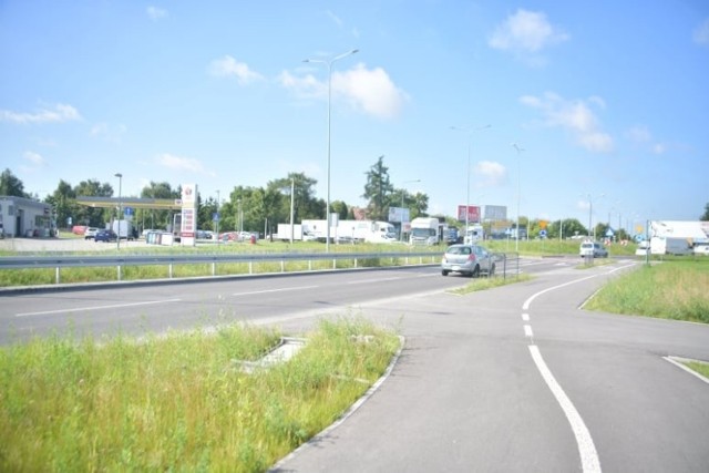 Odcinek alei Wojska Polskiego, na kt&oacute;rym w sobotę firma Budromost będzie prowadzić gwarancyjną naprawę asfaltu.
