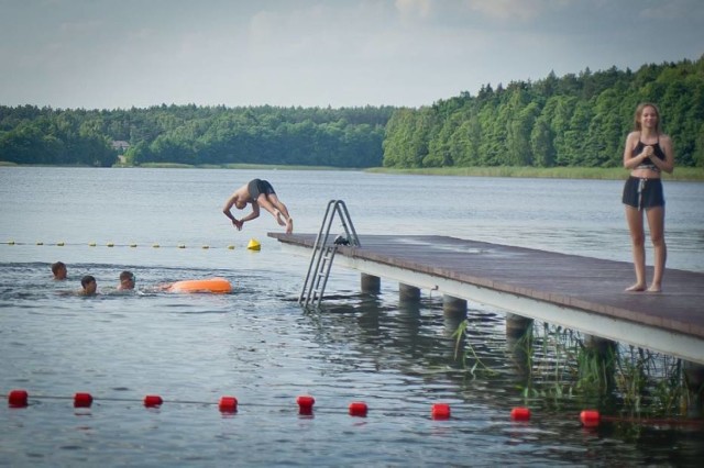 W Decznie, gdy pogoda sprzyja, można się ochłodzić w jeziorze, a wieczorem 21 sierpnia, na plaży czeka nas potańcówka rodem z PRL-u. Park Wodny zaprasza natomiast na basen na naukę pływania - od 1 września