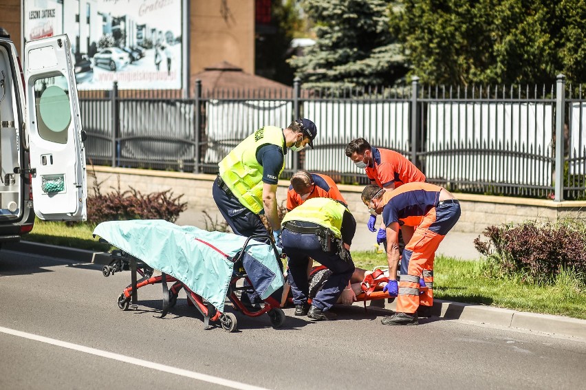 Leszno. Potrącenie pieszej na pasach na Jana Pawła II. Kobieta trafiła do szpitala [ZDJĘCIA]