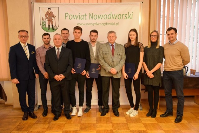 Powiat nowodworski. Grupa miejscowych zawodników otrzymała sportowe nagrody starosty.