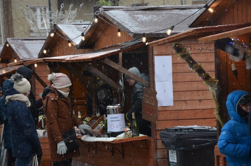 Jarmark świąteczny na Rynku w Głogowie. Co można zjeść? Co i po ile można kupić? Zdjęcia