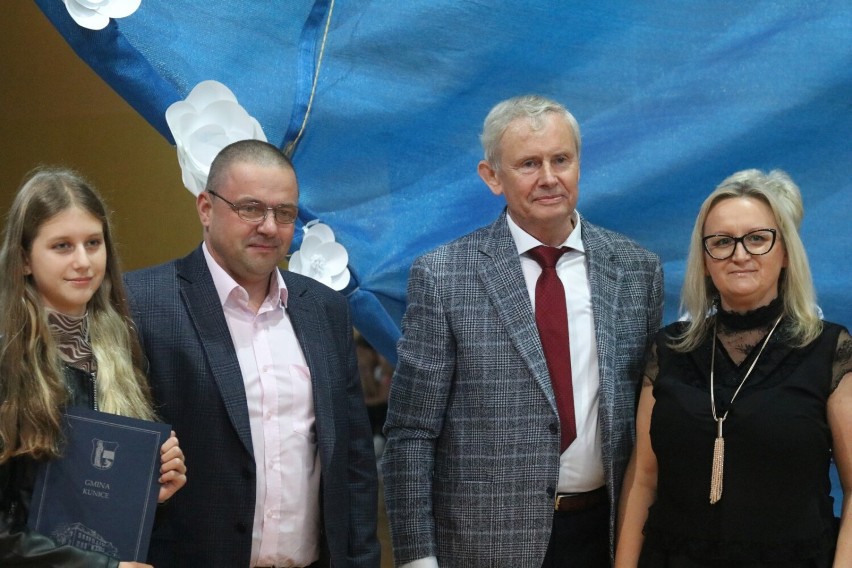 Stypendia wręczał także przewodniczący Rady Gminy Krzysztof Błądziński.
