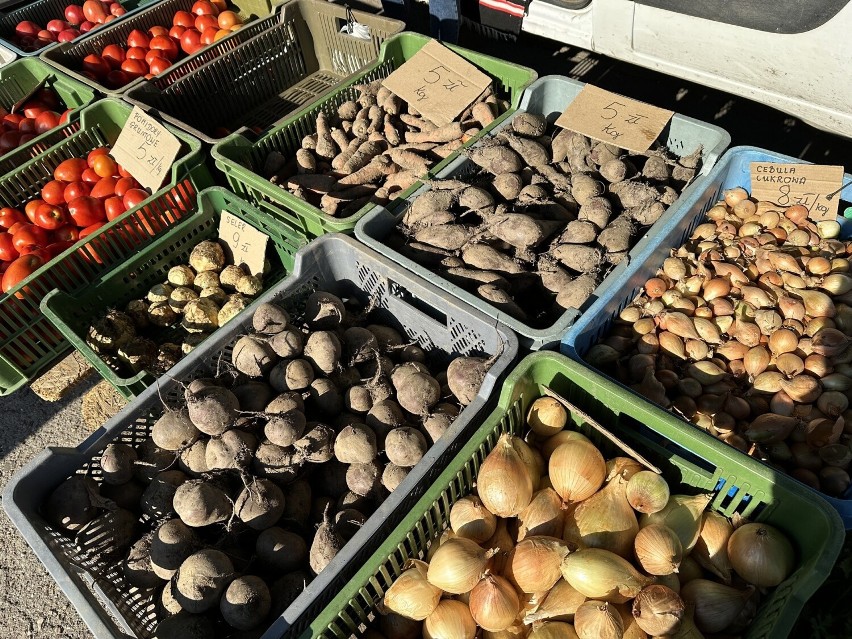 Targowisko w Żarach. Ceny warzyw i owoców z piątku 15 września. Zobaczcie, jak tam jesiennie i kolorowo