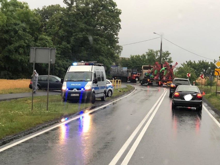 Czołowe zderzenie volkswagena z ciężarówką w Pikutkowie. Sprawca był pod wpływem alkoholu [zdjęcia]