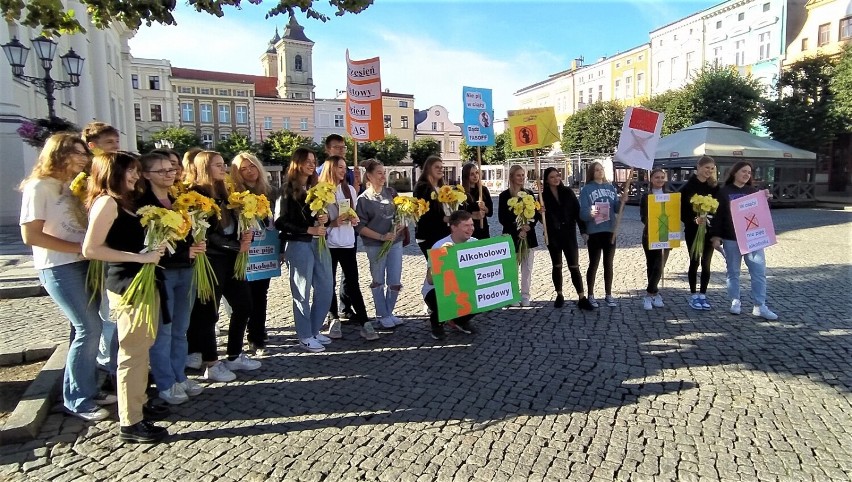 Happening z okazji Światowego Dnia FAS. W Lesznie młodzież rozdawała gerbery ZDJĘCIA