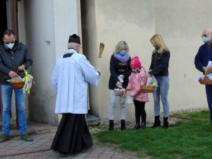Święcenie pokarmów wielkanocnych przy kościele p.w. św. Wojciecha w  Margoninie.