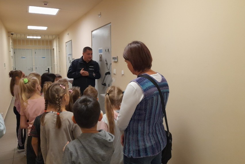 Dzieci ze Szkoły Podstawowej w Brzezince zwiedziły Komendę...
