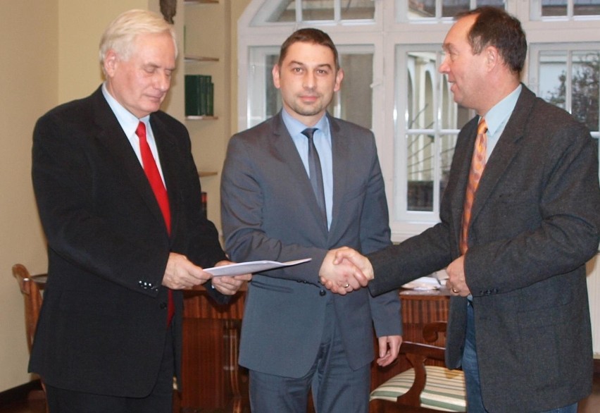 podpisanie umowy (od lewej), notariusz,  burmistrz Gerard...