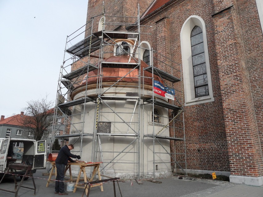 Remont dachu kaplicy Linków w kościele farnym w Żorach. Blachę ocynkowaną zastępuje miedziowa