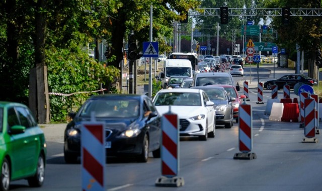 W Toruniu od lat remontowane są ulice w różnych częściach miasta - obecnie drogowcy pracują m.in. przy ul. Warneńczyka