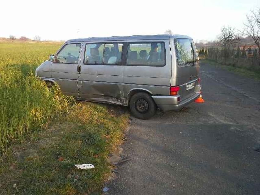 Wypadek w Imielinie: Bus z dziećmi zderzył się z osobówką