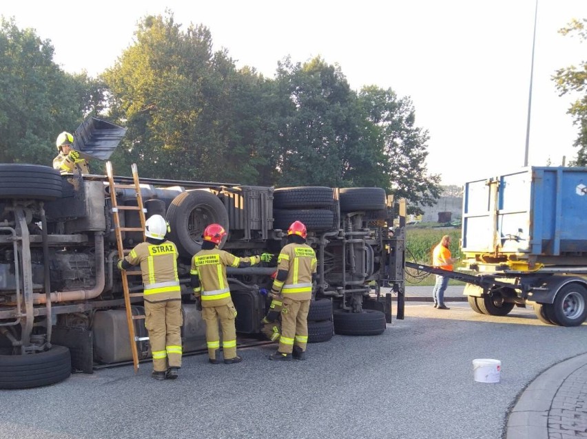 Przewrócona ciężarówka w Stanowicach