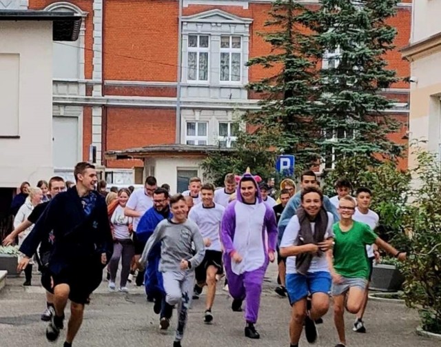 Bieg Piżamowy w Darłowie. Kilkudziesięciu uczniów pobiegło ulicami miasta w geście solidarności z dziećmi chorymi onkologicznie.