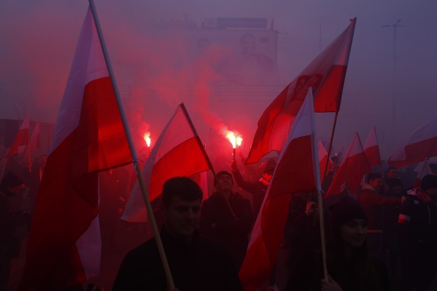Marsz Niepodległości 2022 Warszawa. Tłum maszeruje przez centrum stolicy