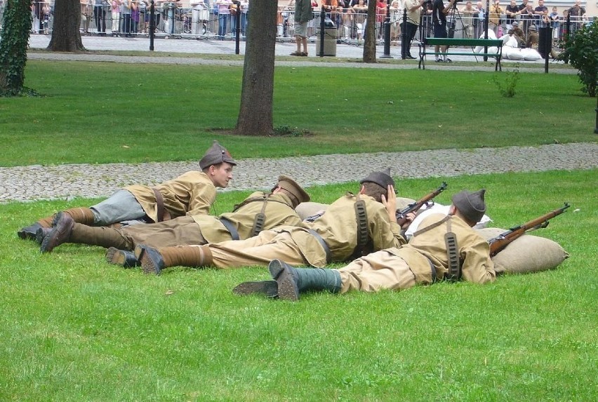 Od godziny 16.00 do 17.30 odbywały się walkai na ul....