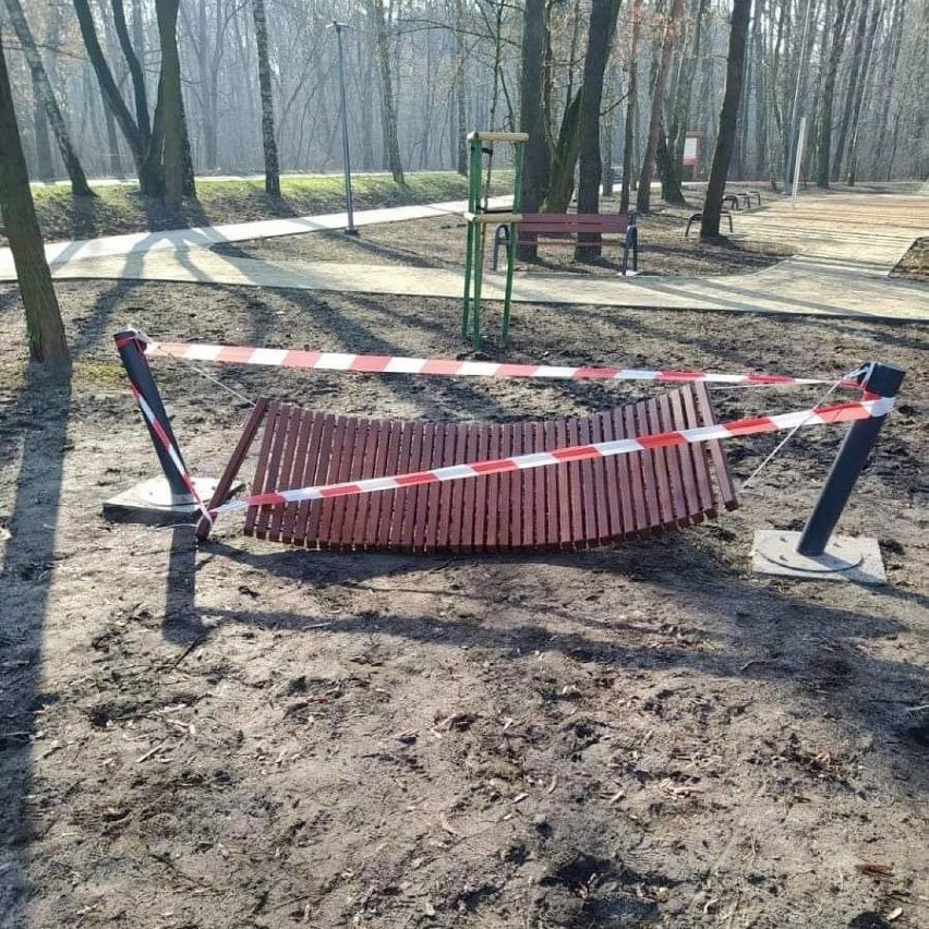 W Parku Podlesie w Dąbrowie Górniczej zniszczono nowe...