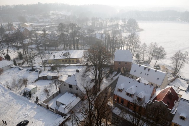 Łagów. 
Łagów to jedna z takich miejscowości, która jest piękna o każdej porze roku. Gdy spadnie śnieg, to wieś zamienia się w krainę z bajki. Wiosną tutejsza zieleń uspokaja i cieszy oko. Latem przyjemnie jest tu ochłodzić się w jeziorze, a jesienią pospacerować wśród zmieniających barwy lasów. 

Warto śledzić prognozę pogody. Może uda Wam się złapać miejscowość w takiej odsłonie?