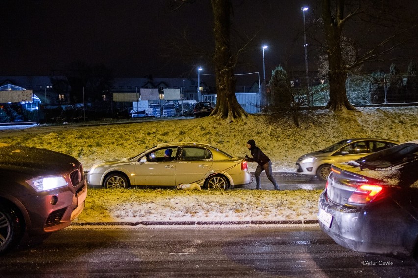 Zima w Tarnowie zaskoczyła drogowców. Kierowcy desperacko walczyli na oblodzonej ul. Nowodąbrowskiej [ZDJĘCIA]