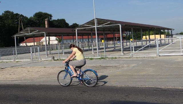 Przebudowany plac targowy w Pławnie  czeka na sprzedawców i klientów