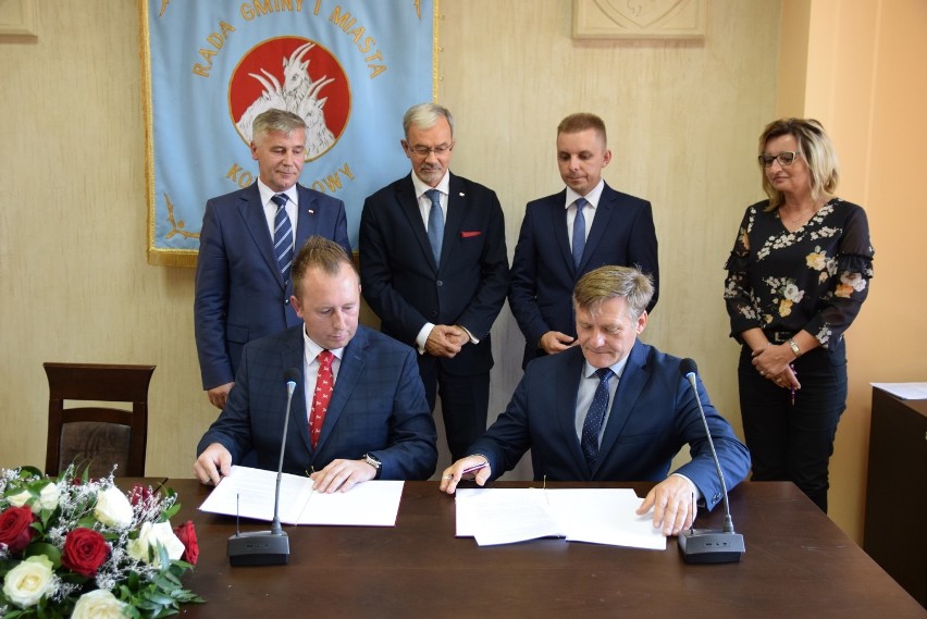 Koziegłowy: Jerzy Kwieciński, minister inwestycji i rozwoju uczestniczył w podpisaniu umowy na remont drogi Markowice-Krusin-Cynków ZDJĘCIA