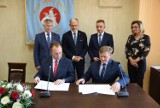 Koziegłowy: Jerzy Kwieciński, minister inwestycji i rozwoju uczestniczył w podpisaniu umowy na remont drogi Markowice-Krusin-Cynków ZDJĘCIA