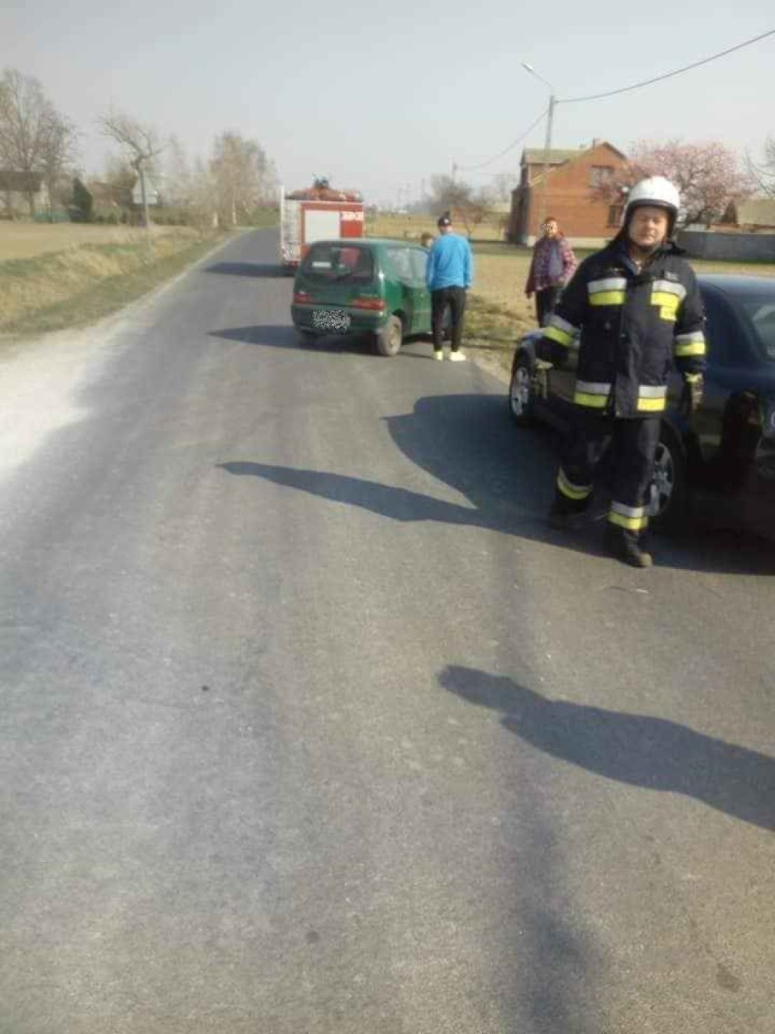 Wypadek w powiecie włocławskim. 72-latek nie udzielił pierwszeństwa, opel uderzył w ogrodzenie [zdjęcia]