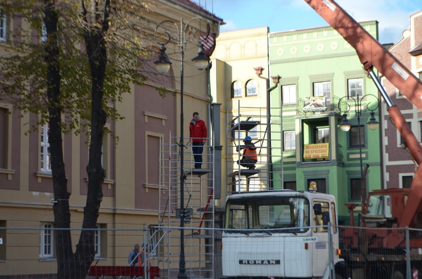 Głogów: Przed wejściem do miejskiego teatru stanęły latarnie 