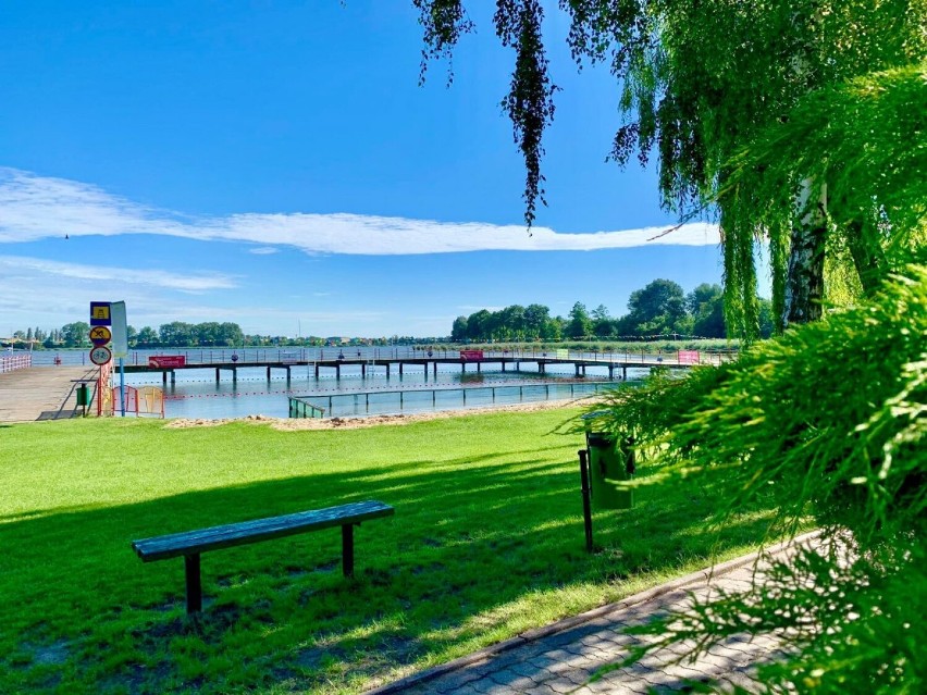 Miejska plaża nad Jeziorem Pątnowskim. Jedno z...