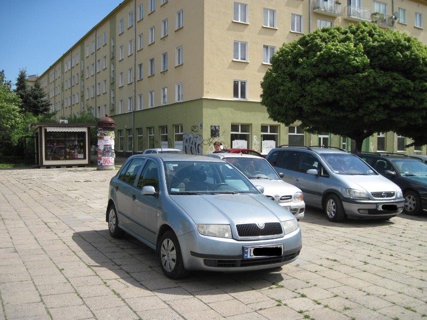 Ul. Sowińskiego: Nielegalny ale potrzebny parking. Czy będzie usankcjonowany? 