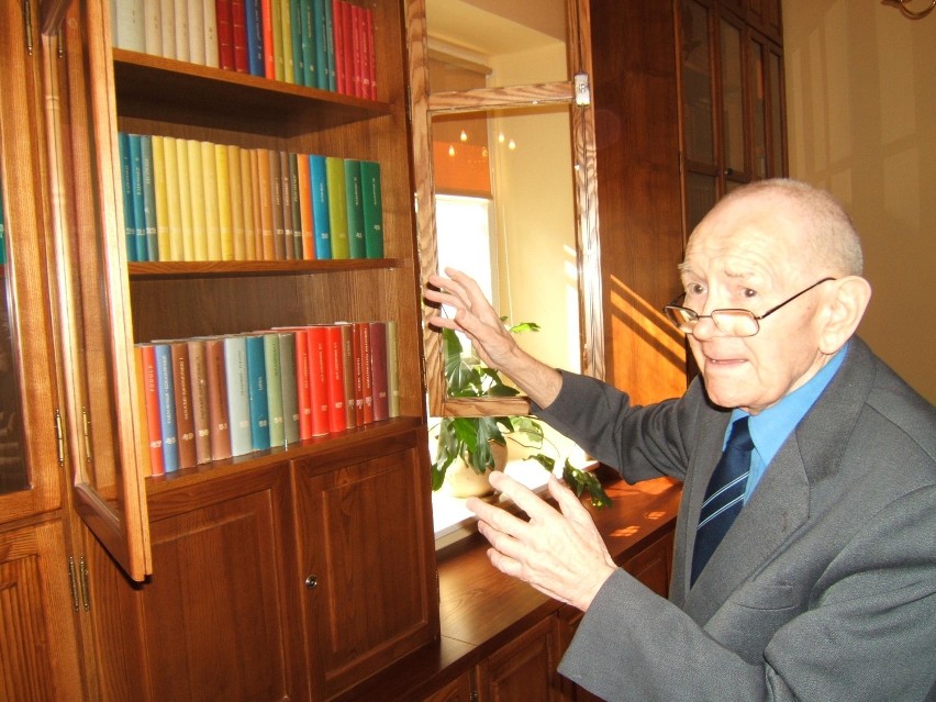 DOBRZYCA - Przekazał 3500 książek do Muzeum Ziemiaństwa zobacz zdjęcia