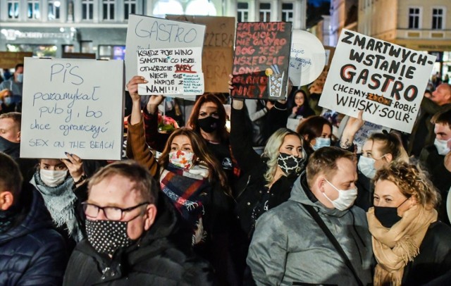 W internecie można znaleźć mapkę, pokazującą kolejne restauracje, hotele, siłownie, które przyjmują klientów mimo narodowej kwarantanny. Na razie są tam dwa punkty w województwie kujawsko-pomorskim. Poza toruńska restauracją jeszcze solarium w Aleksandrowie Kujawskim. Takich miejsc może jednak przybywać, bo przedsiębiorcy z zamkniętych branż od wielu tygodni nie mogą prowadzić swoich biznesów, a po ich rozmowach z rządem pojawiły się informacje, że taka sytuacja może się utrzymać nawet do kwietnia.