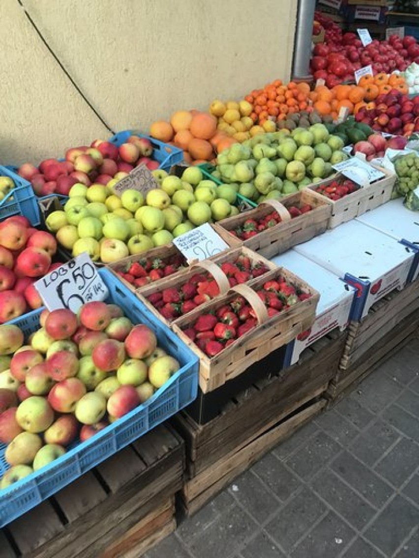 Ceny warzyw i owoców na rynku przy Placu Kupieckim w Chełmie