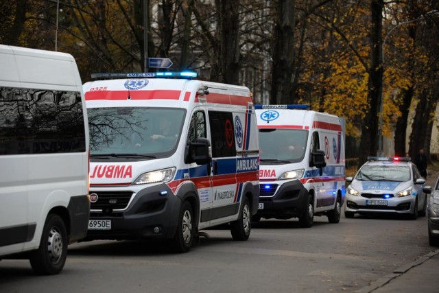 Kolumny samochodów transportu medycznego z pacjentami SU na pokładzie eskortują policjanci z krakowskiej drogówki