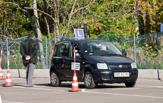 Świdnica. Tu od 1 styczna do 30 czerwca 2021 roku do egzaminu praktycznego przystąpiło 3365 osób, a do teoretycznego - 2463 osoby.

Zdawalność egzaminu praktycznego: 26,55%

Zdawalność egzaminu teoretycznego: 48,95%

Zobacz na kolejnych slajdach, jak wygląda zdawalność w innych miastach Dolnego Śląska- posługuj się gestami na smartfonie, myszką lub strzałkami