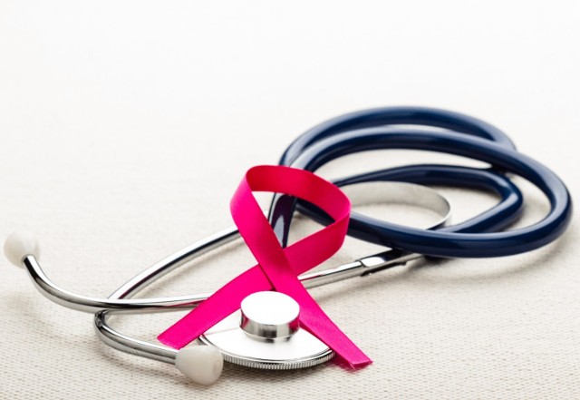 W Bydgoszczy trwa Tydzień Różowej Wstążki. W ramach profilaktyki raka piersi NFZ zaprasza wszystkie kobiety pomiędzy 50–69 rokiem życia na bezpłatne badania mammograficzne.