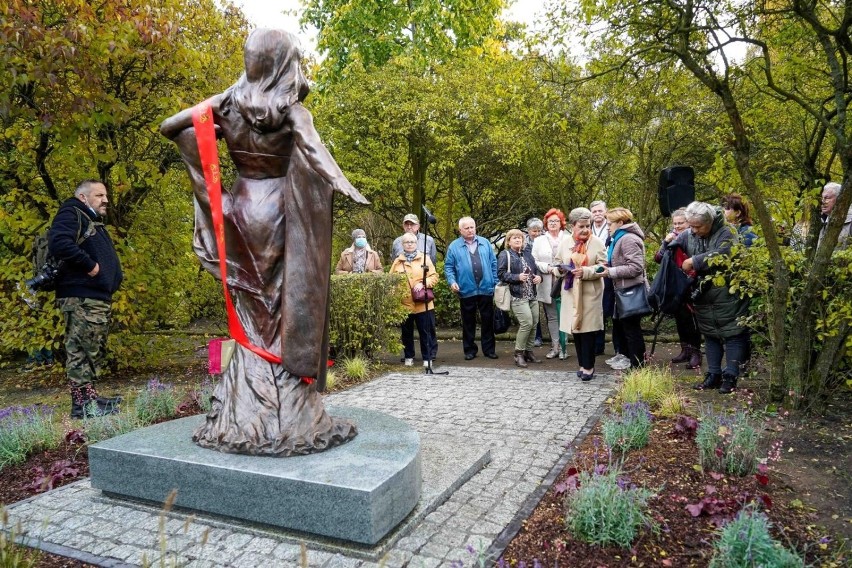 20.10.2021 gdansk. odsloniecie pomnika ireny jarockiej na...