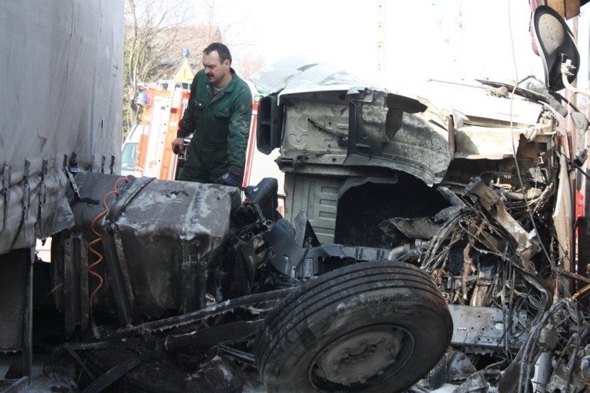 PILNE: Wypadek w Żerkowicach koło Zawiercia. Ciężarówka wjechała w dom [ZDJĘCIA]