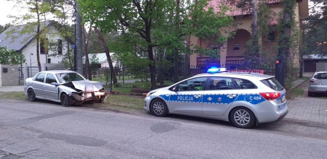Pijany kierowca uderzył w ogrodzenie posesji na ulicy Brzezinowej we Włocławku