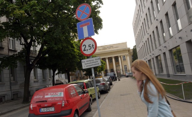 Żwirki i Wigury z zakazami. Znaki zakazu będą stały tu już zawsze