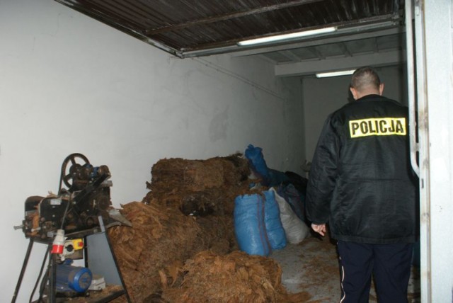 Policjanci wspólnie z celnikami wykryli kontrabandę w gm. Witonia