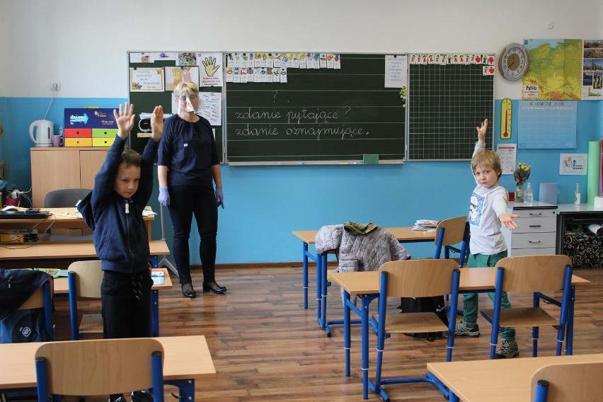 Rozpoczęły się zajęcia w lipnowskich szkołach i przedszkolach. Nauczyciele w przyłbicach