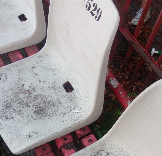 Siedzenia na trybunach na stadionie Polonii Bydgoszcz są w bardzo złym stanie