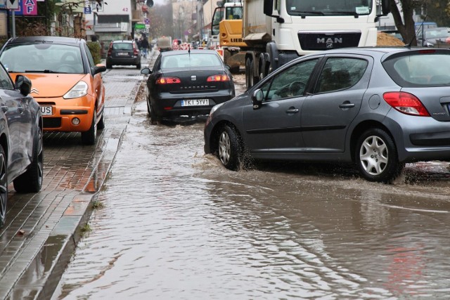 Ulica Nowy Świat w środę 15 listopada od rana jest zalana. 


Zobacz zdjęcia