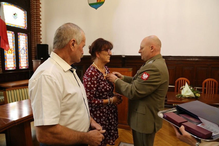 Lębork. Medal ministra MON dla rodziców za troje ich dzieci w polskim wojsku