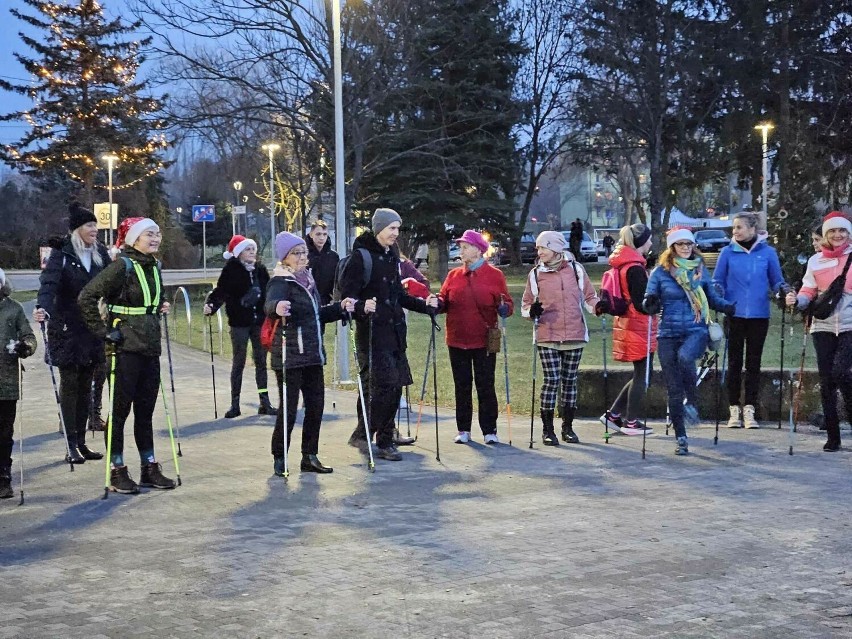 Udany Marsz Nordic Walking w Staszowie. Maszerowali w świątecznym nastroju