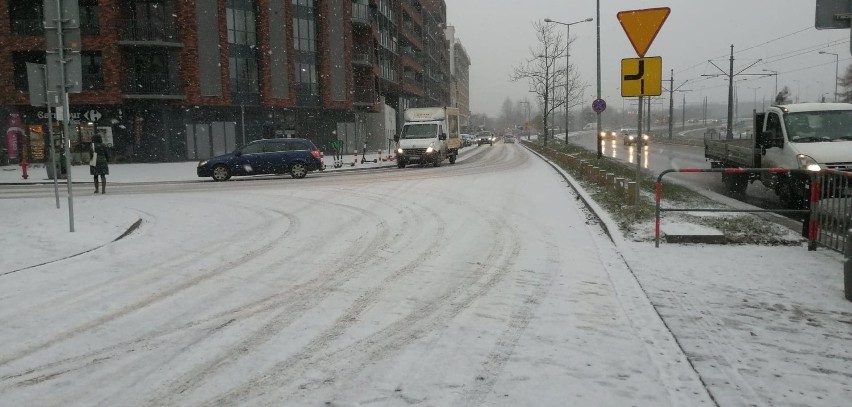 Atak zimy, sypie śnieg. Trudne warunki na drogach w Krakowie