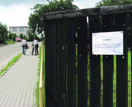 Urzędowe informacje, które rozwieszono w Chmielnie, zaniepokoiły mieszkańców. fot. Janina Stefanowska