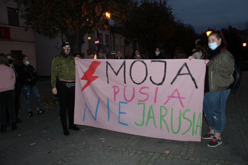 WSCHOWA. Na strajk kobiet we Wschowie przyszło dziś 27.10.2020 kilkaset osób [ZDJĘCIA] 