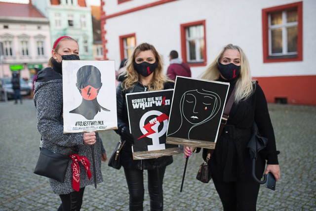 W sobotę 6 lutego kolejny protest w Lubsku. Na zdjęciach relacja z protestu kobiet, który zorganizowano w mieście w październiku ubiegłego roku.